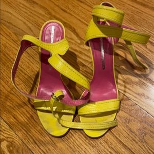 Great yellow Pinko sandals with ankle strap